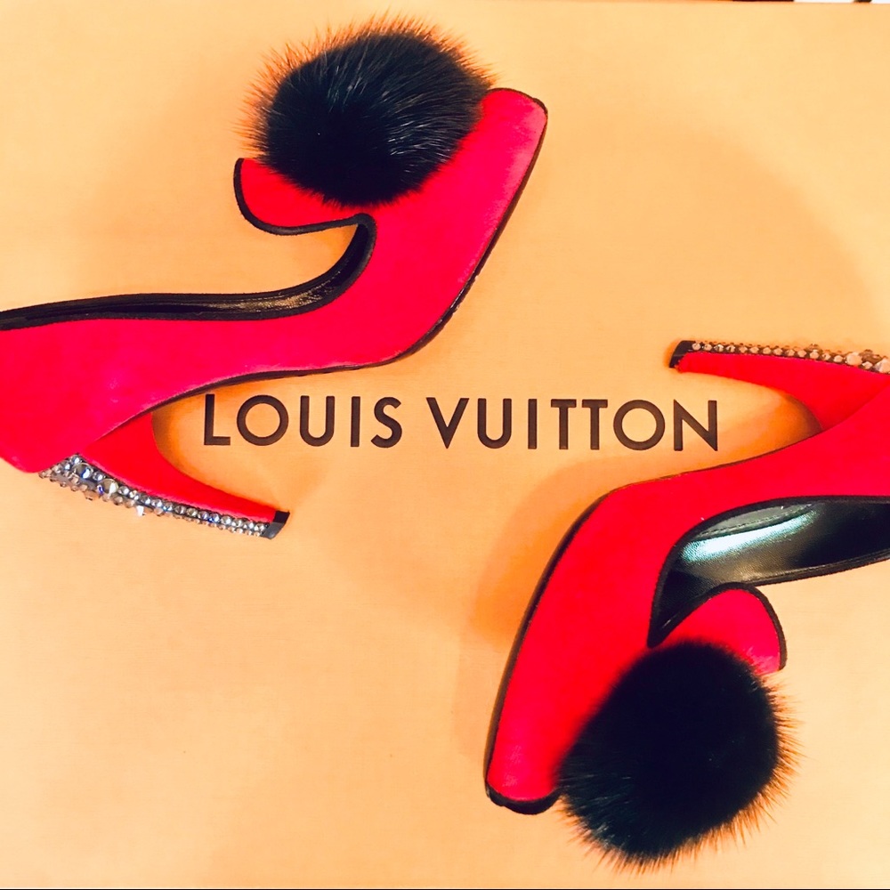 ✨RARE Louis Vuitton Frill Pump in Velvet & Mink🌙